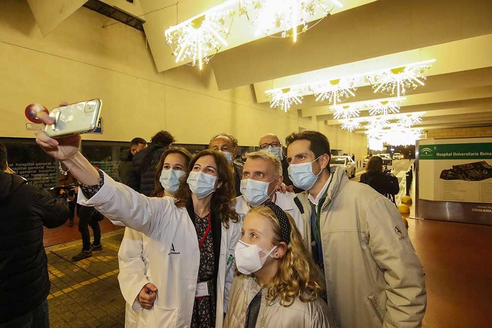 La luz de la Navidad llega al Hospital Reina Sofía