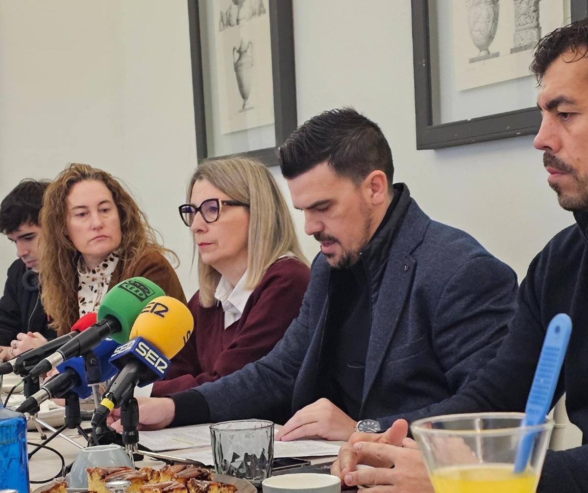 Amaro, en un desayuno informativo con la prensa y miembros del partido, en el Hotel Ilunion Mérida Palace.