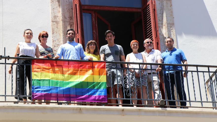 La bandera LGTBI ondea en Sagunt