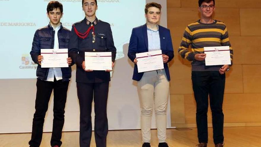 Cuatro de los alumnos que han recibido los premios de Educación.