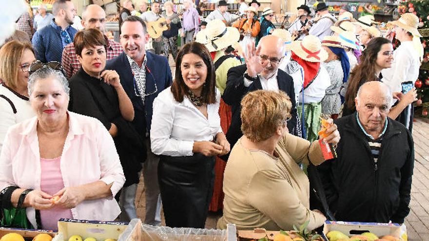 Carmen Hernández y Antonio Morales, en el mercado de Narea el pasado 27 de diciembre.