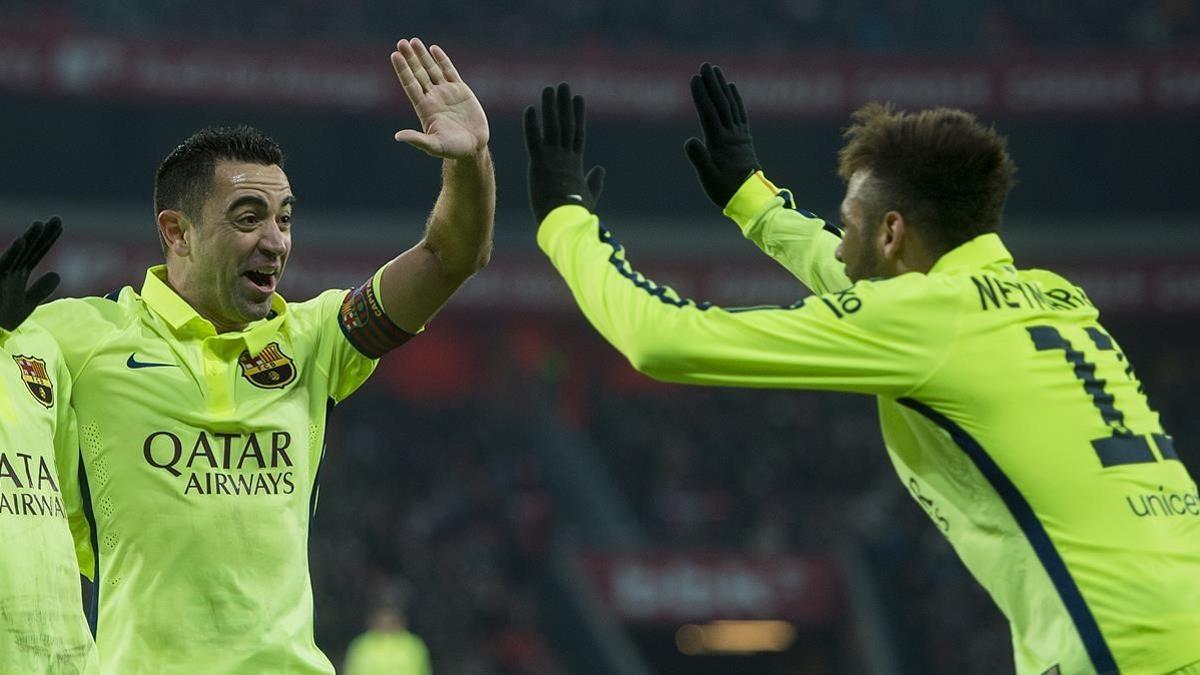 Xavi y Neymar celebran un gol del Barça en san Mamés en el 2015.