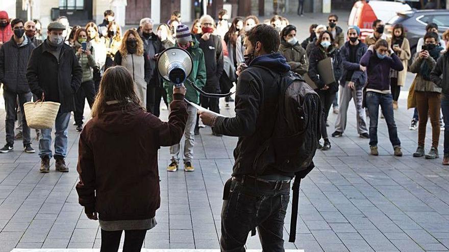 Una seixantena de professionals del món de la cultura de Manresa i comarca van reivindicar ahir que l&#039;administració apliqui mesures per ajudar un sector molt afectat per la pandèmia