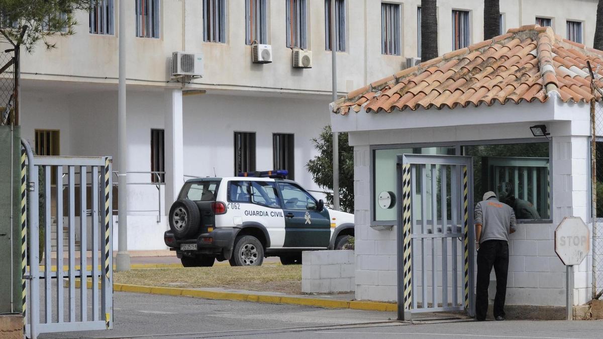 Un vehículo de la Guardia Civil accede a la cárcel de Castellón I, en la carretera Alcora.