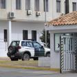 Un vehículo de la Guardia Civil accede a la cárcel de Castellón I, en la carretera Alcora.