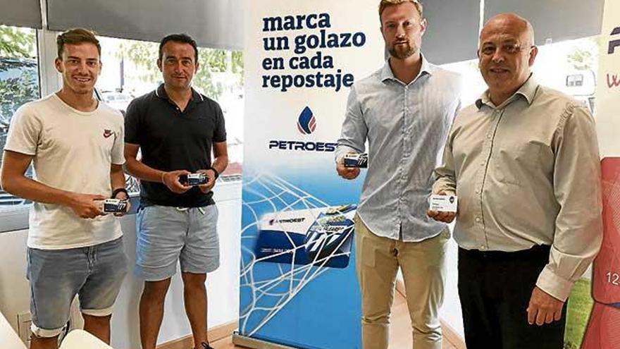 El Baleares presentó ayer a su nuevo patrocinador, Petroest.