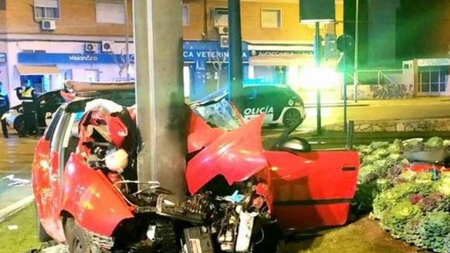 El coche que se empotró contra un poste del tranvía en Murcia.
