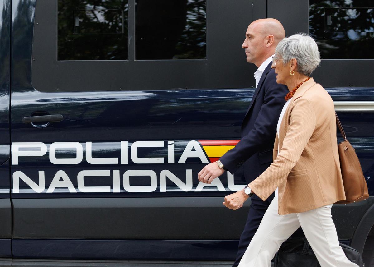 El expresidente de la Real Federación Española de Fútbol (RFEF), Luis Rubiales y su abogado Olga Tubau, a la salida de la Audiencia Nacional.