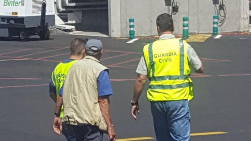Desembarcan a un pasajero de un vuelo a Canarias por insultos a una azafata