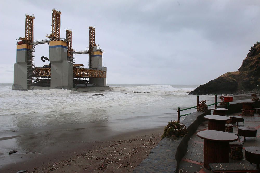 La estructura, de 43 metros de eslora, se soltó del enganche con el remolcador que la llevaba a Cádiz