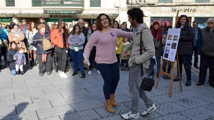 El Colectivo Feminista de Pontevedra realizó una subasta simbólica de hombres