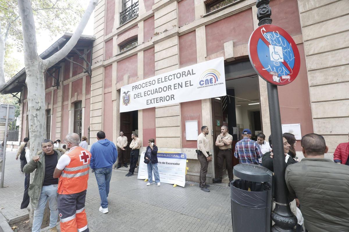 Durante todo el día un goteo de ecuatorianos se han ido acercando a votar a Escorxador.
