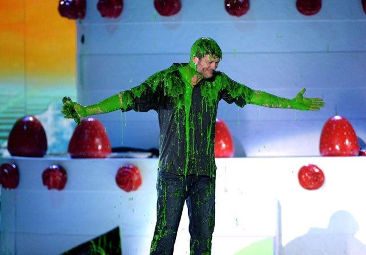 Blake Shelton acabó bañado en moco verde en los Kids' Choice Awards 2016.