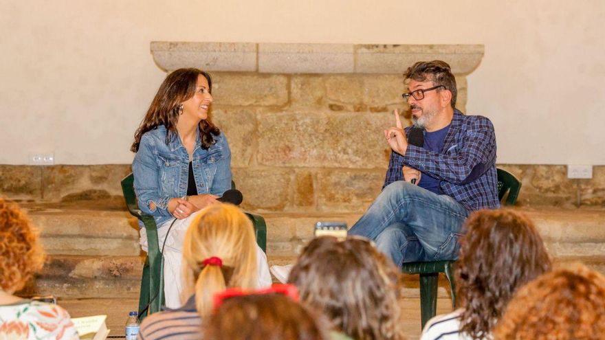 Presentación de «el albatros negro» en la capilla de Cortegada. | Iñaki Abella