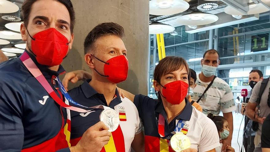 Sandra Sánchez y Damián Quintero, a su llegada a España con las medallas