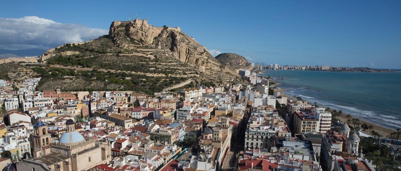 Vista general de viviendas en la ciudad de Alicante con el castillo de Santa Barbara al fondo