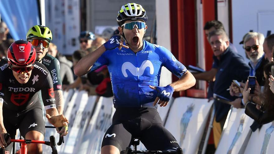 Bora-hansgrohe-Fahrer Alexander Wlassow hinter Marius Mayrhofer und Sieger Pelayo Sánchez bei der Zieleinfahrt in Port d‘Andratx. | FOTO: BORRÁS/EFE