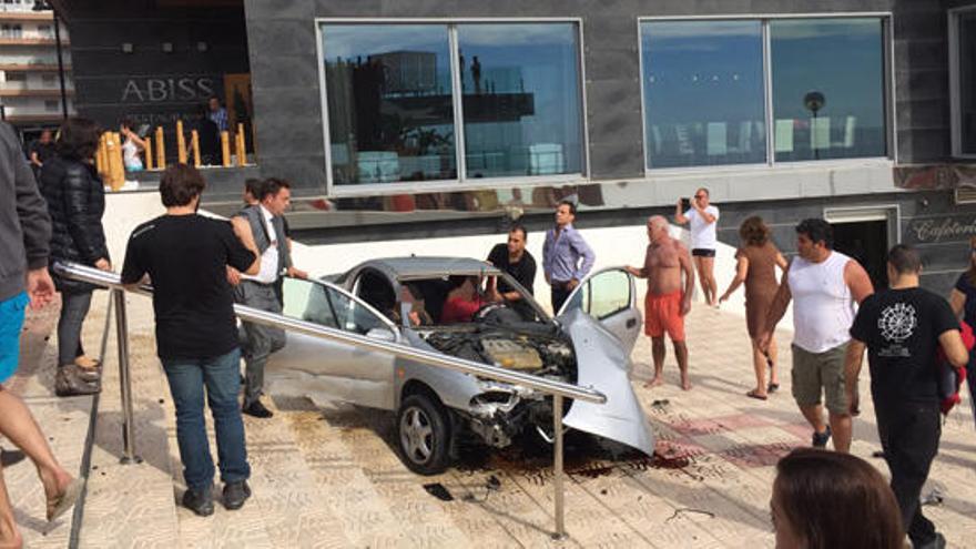 Dos heridos al caer su coche por las escaleras del paseo marítimo de Calp