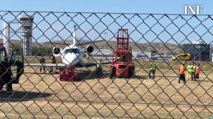 Un avión privado se sale de la pista tras aterrizar en el aeropuerto Alicante-Elche