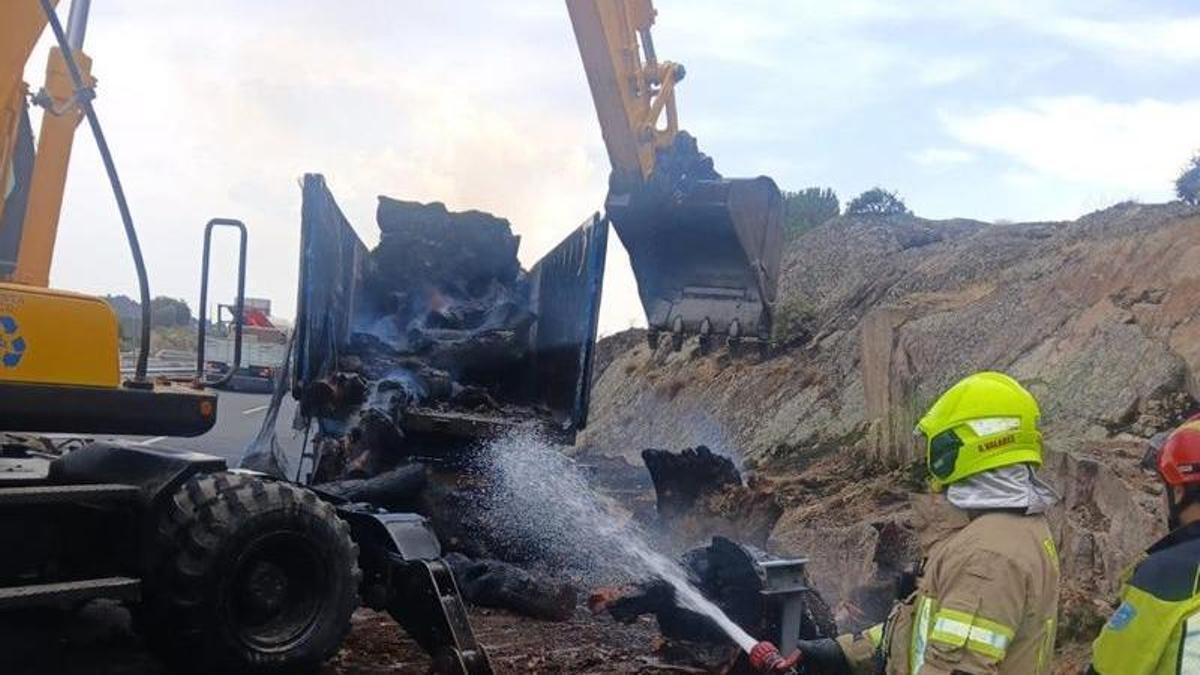 Bomberos actúan sobre el camión.