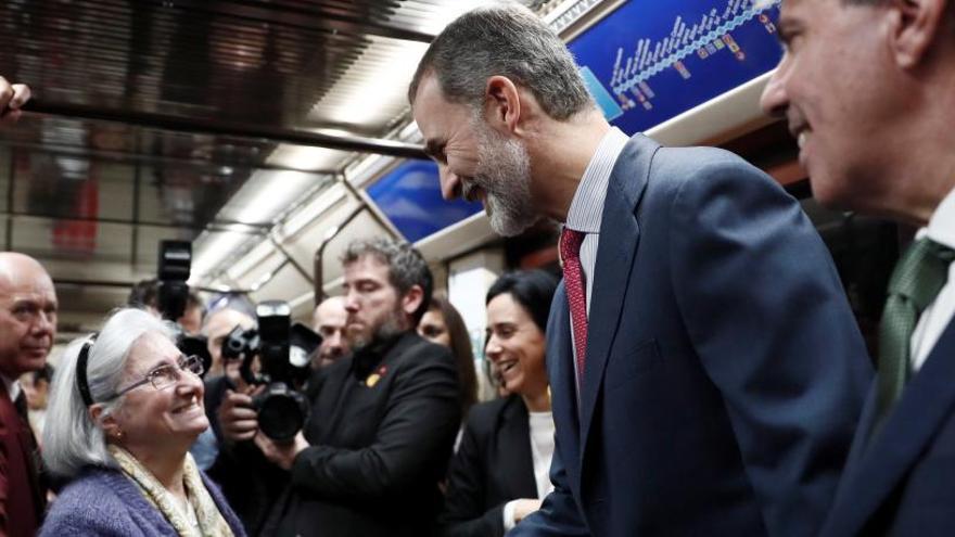 Felipe VI se sube al Metro con motivo de su centenario.