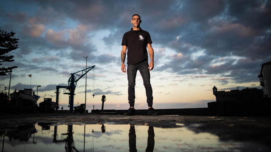 Héroe en Puerto de la Cruz: camarero salva a turistas de ola mortal.