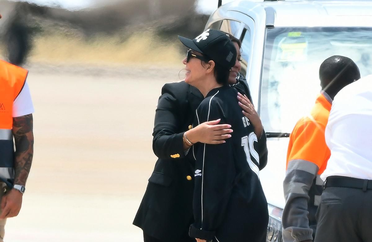 KRIS JENNER EN EL AEROPUERTO DE MALLORCA