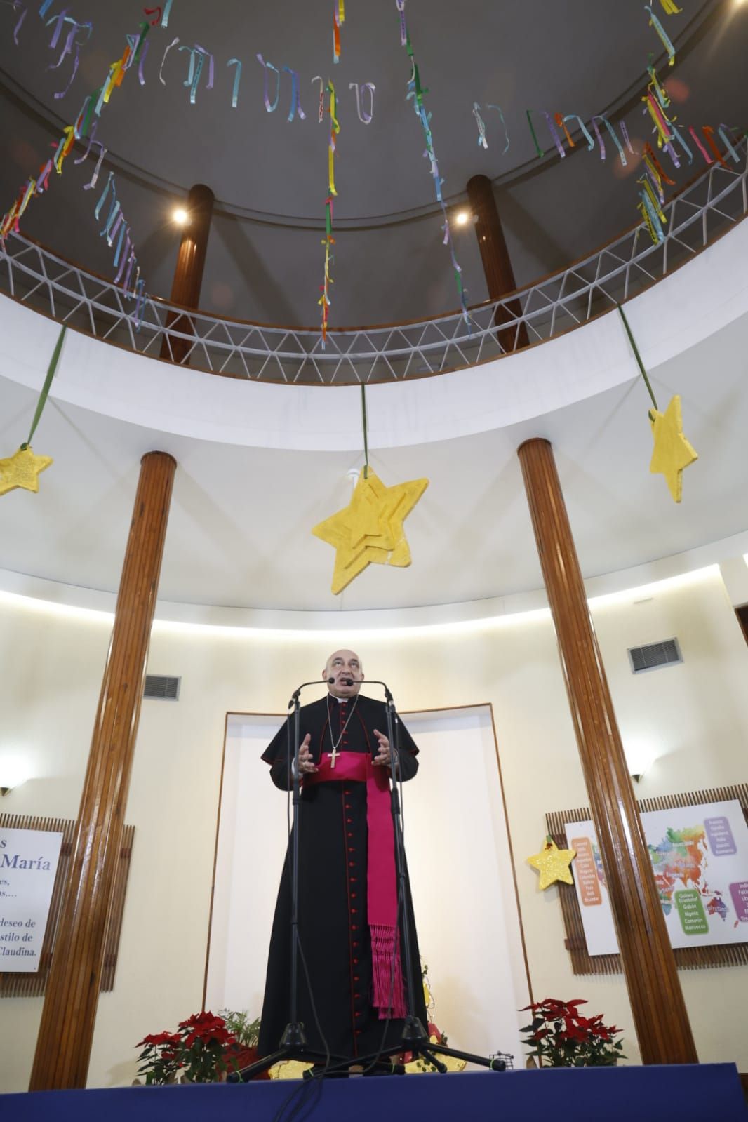 El nuevo arzobispo, Enrique Benavent, en el colegio Jesús-María