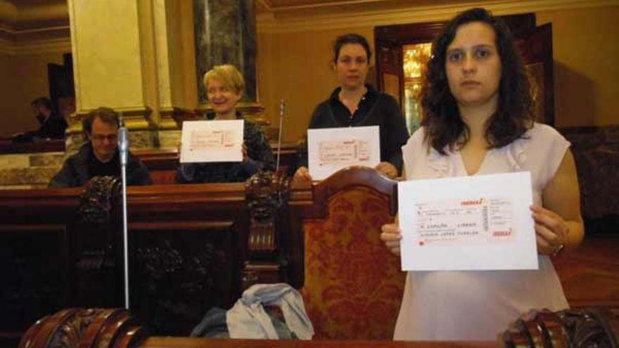 Bravo, Valencia y Veira, con réplicas de billetes de avión a Londres. / LOC