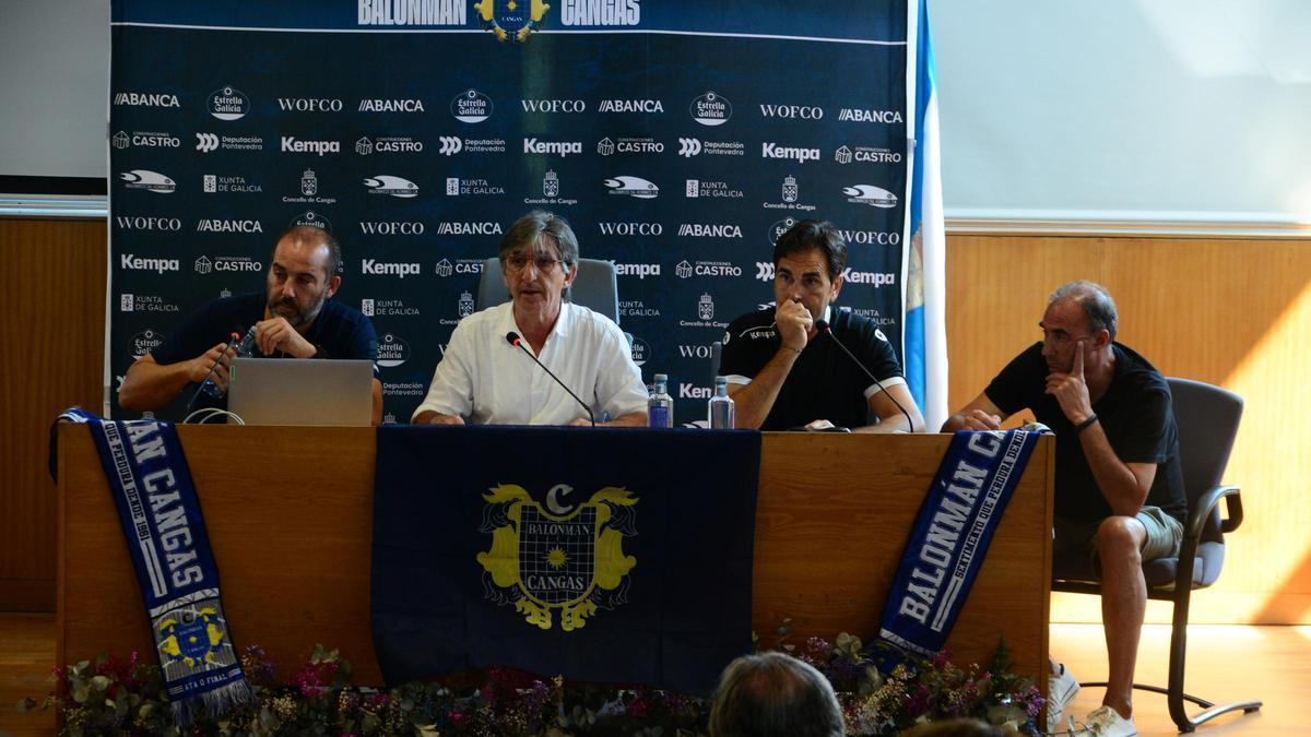 La directiva del Balonmán Cangas en la asamblea de la última temporada, en el salón de plenos.