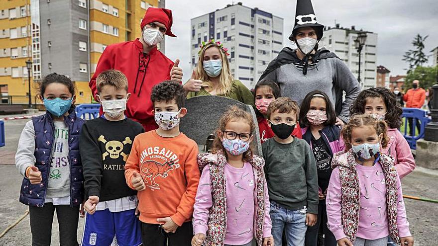 Participantes en los juegos tradicionales de la plaza del Conceyín de  La Corredoria. | Irma Collín