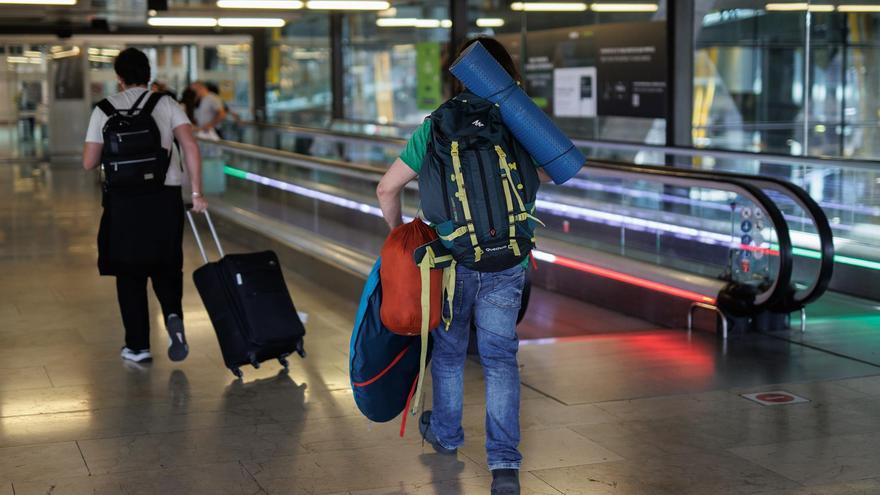 El Gobierno prepara sanciones a Wizzair y Transavia por cobrar equipaje de mano