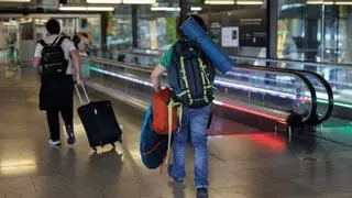 Los consumidores europeos denuncian a Ryanair, Vueling y otras aerolíneas por cobrar equipaje de mano
