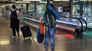 Varias personas con equipaje en la terminal T4 del Aeropuerto Adolfo Suárez Madrid-Barajas, a 12 de julio de 2024, en Madrid (España).