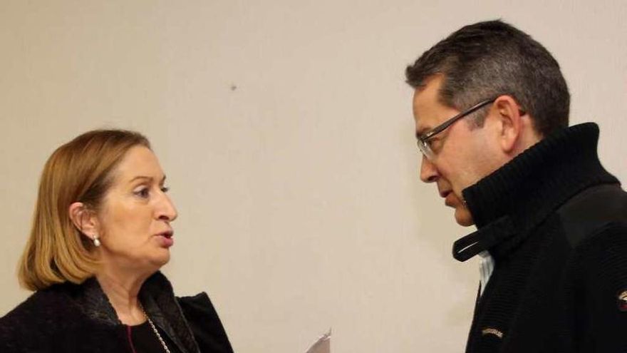 Ana Pastor con Miguel Pérez, el martes. // Muñiz