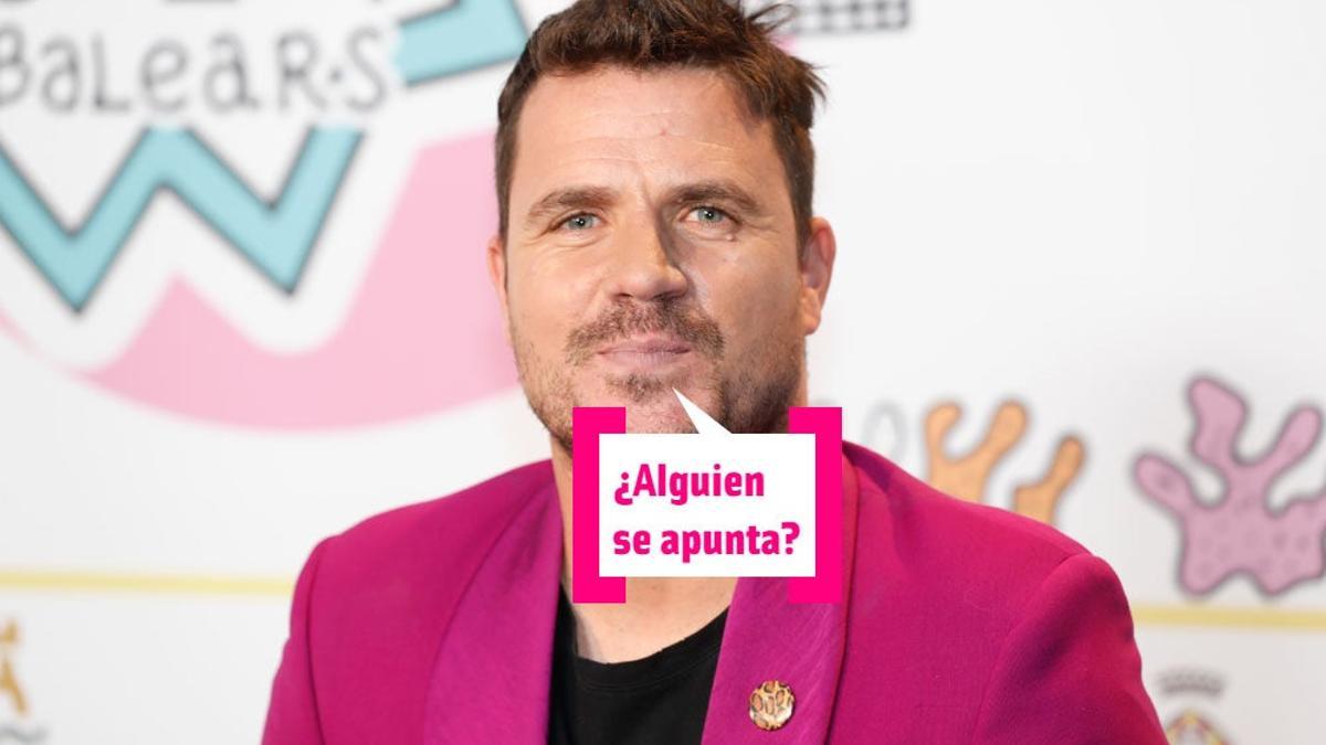 Dani Martin posa para la prensa con chaqueta rosa