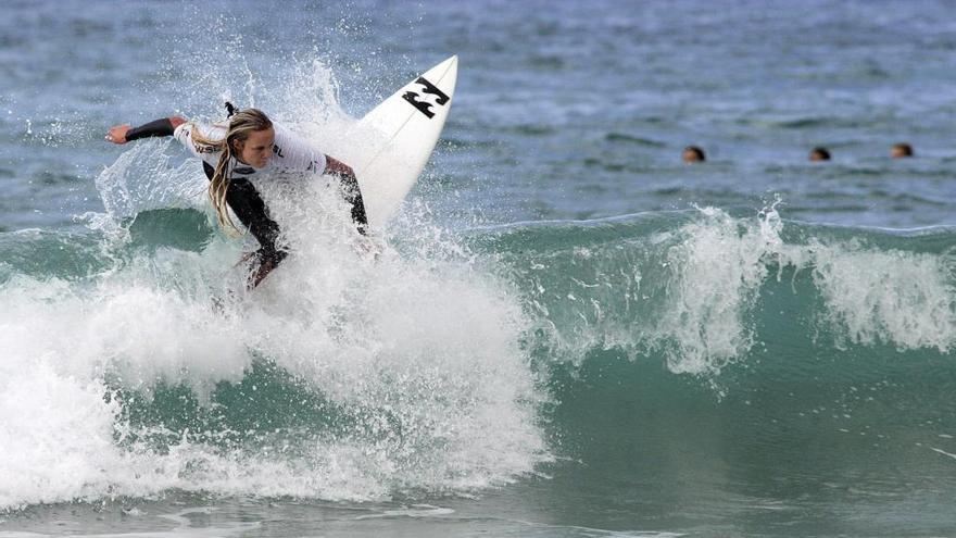 La surfista australiana Nichols surfea una ola en Valdoviño.