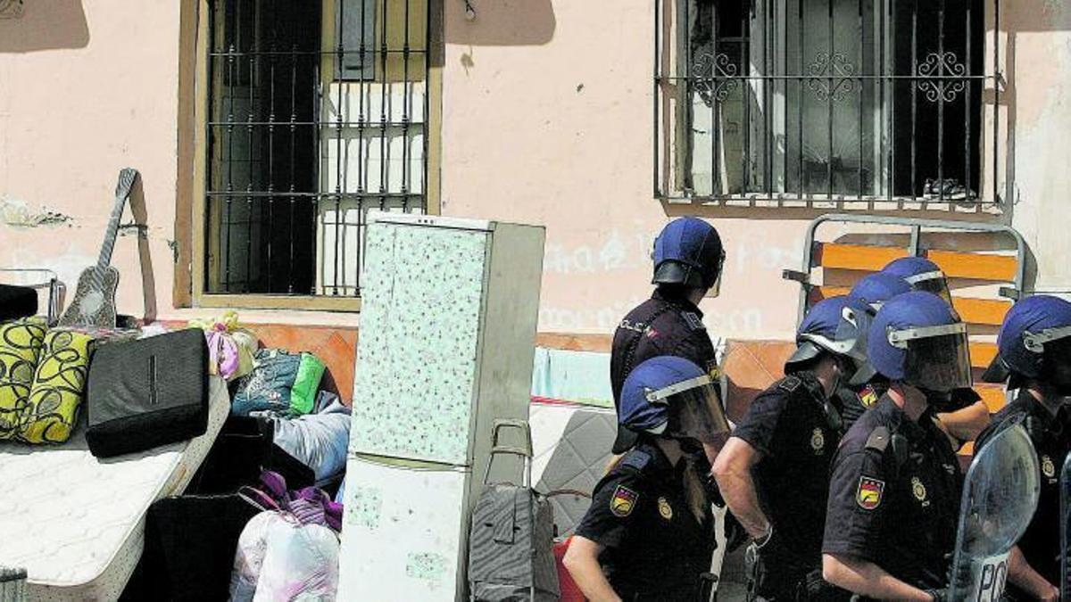 Imagen de un desalojo en calle Parras que tuvo lugar en Málaga en 2013.