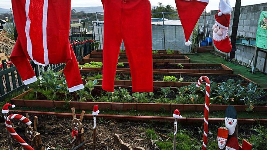 Uno de los detalles más aplaudidos de la instalación: las ropas de Papá Noel tendidas junto a su casa.