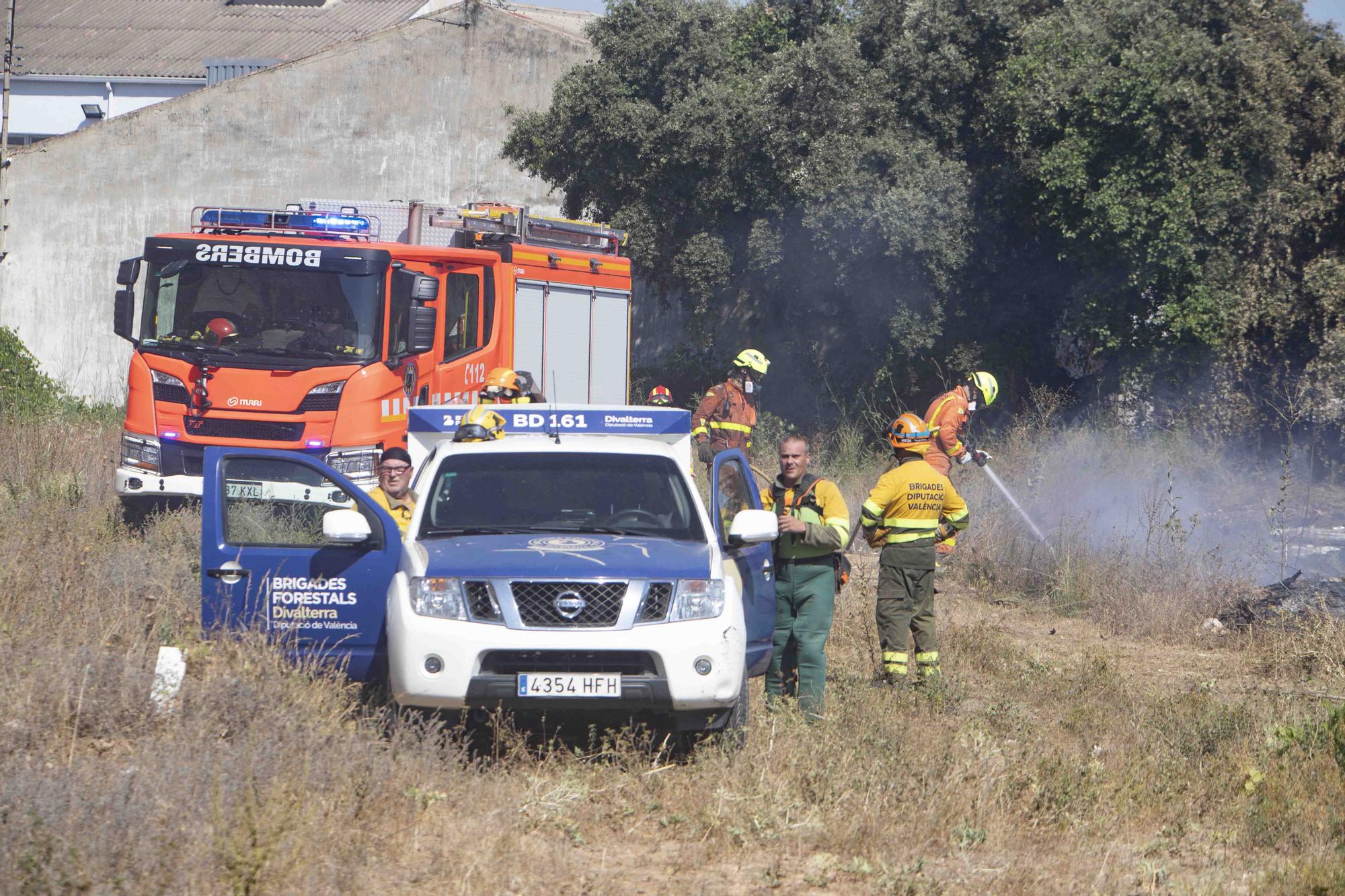 Los incendios de Ontinyent y L'Olleria movilizan una importancia dotación de bomberos y hasta 16 medios áreos