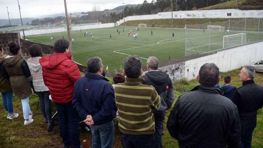 Aficionados viendo el partido desde fuera del estadio. // Rafa Vázquez