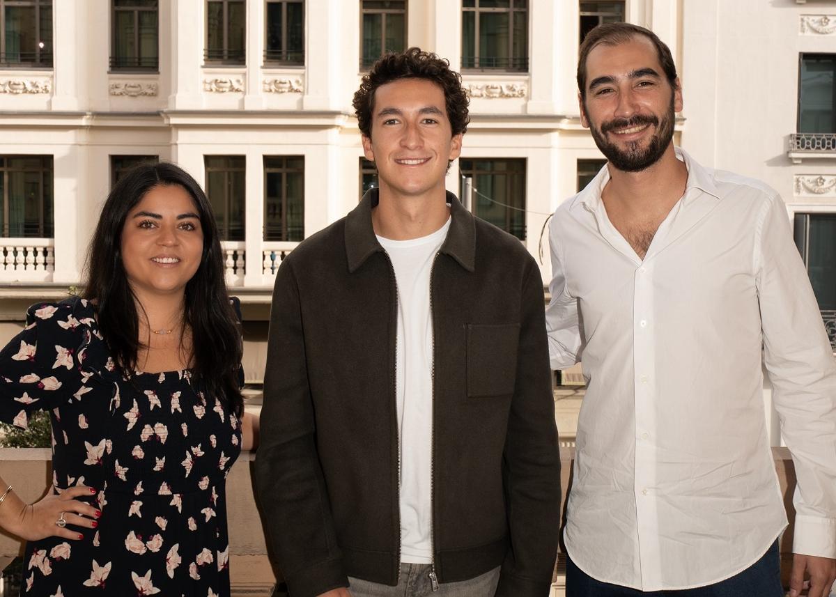 De izquierda a derecha, Adriana Pinos, Rapahel Kretz y Louis Kretz, en el piso que tienen a la venta en la Gran Vía de Madrid.