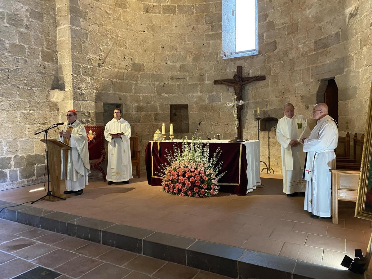 La capilla del castillo acogió una misa oficiada por el obispo de Tortosa.