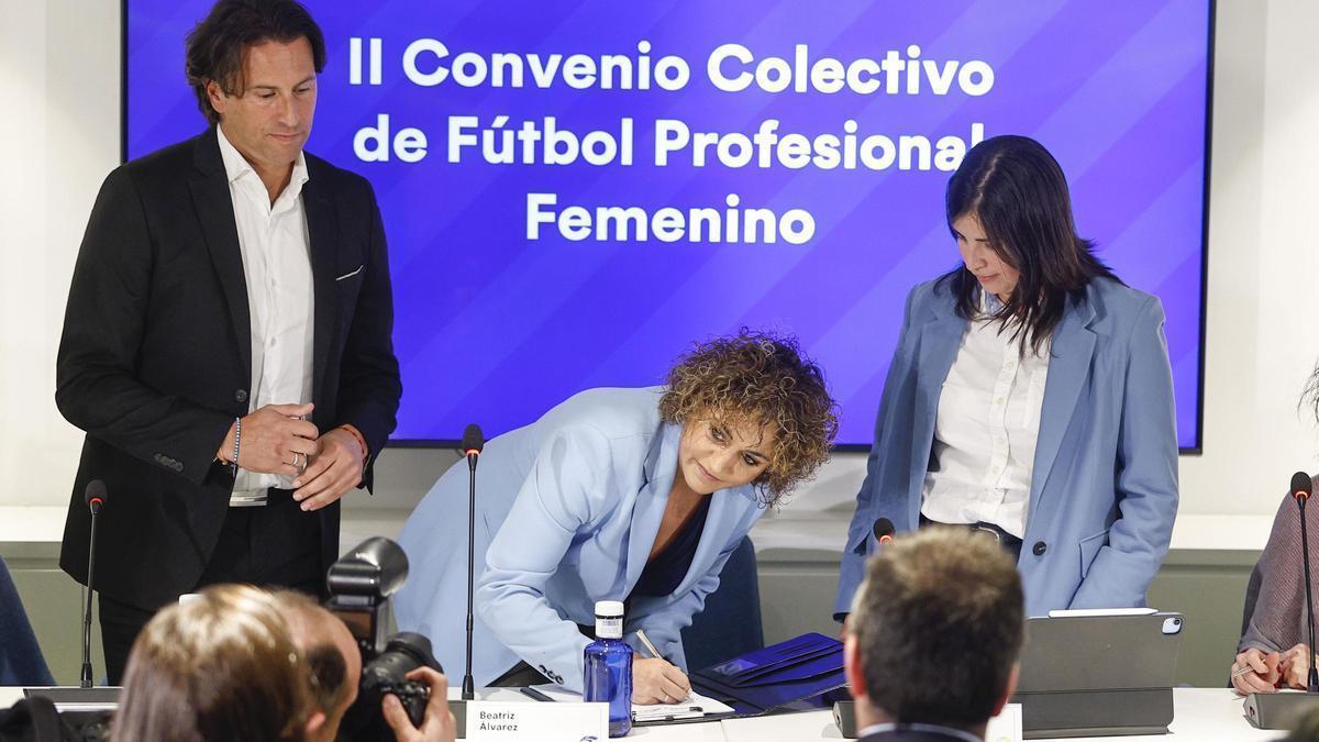 Juanjo Martínez (Futbolistas ON), Beatriz Álvarez (Liga F) y Amanda Gutiérrez (FUTPRO) durante la firma.