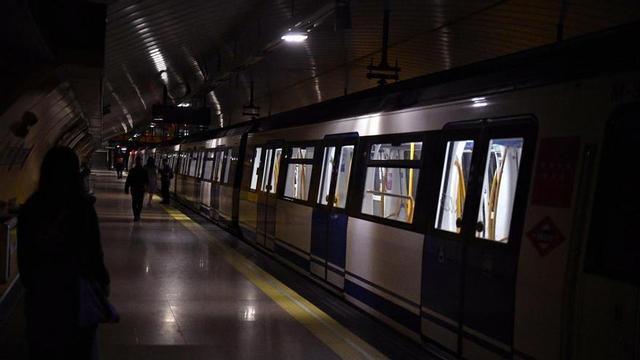 Interior del metro de Madrid, durant l’apagada.