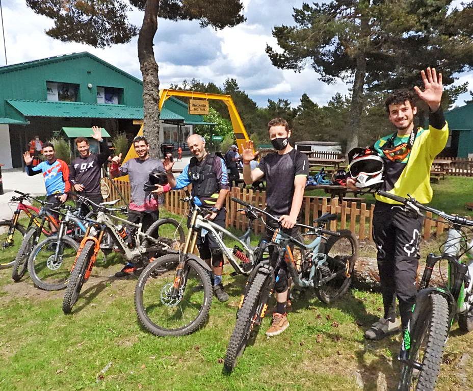 Un grupo de deportistas que acudieron este sábado al bike park de Manzaneda. // F. CASANOVA