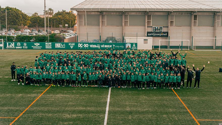 La PE Sant Jordi presenta a sus 19 equipos de base en una gran fiesta del fútbol