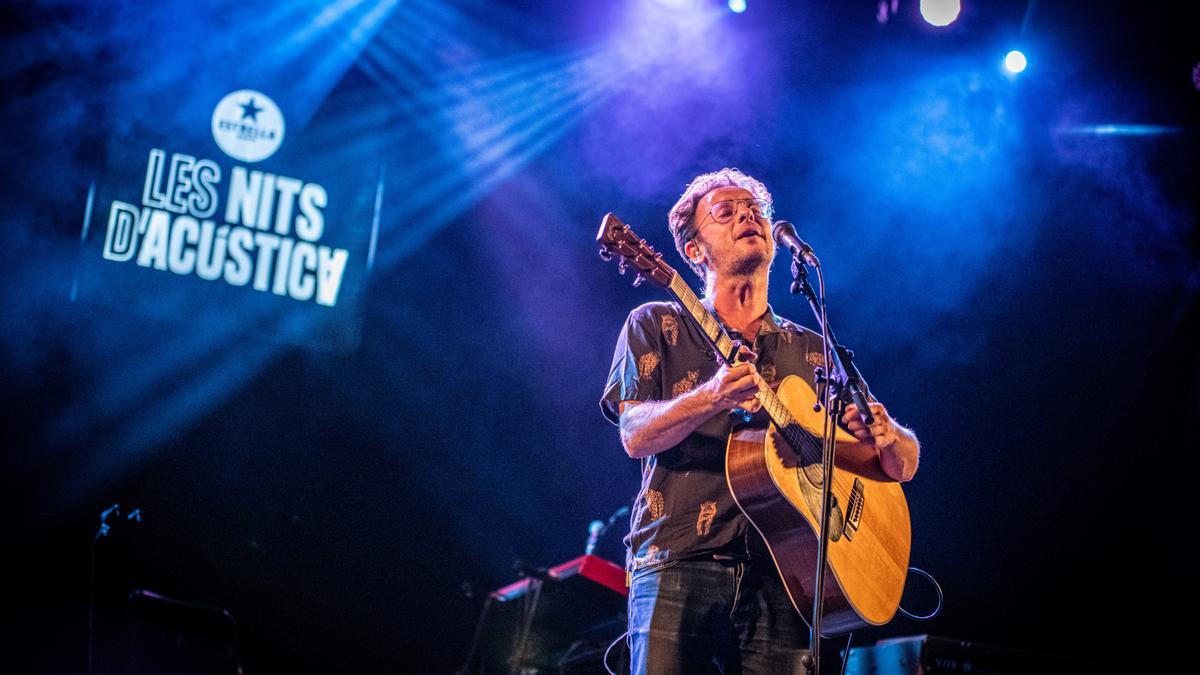 El cantant de Mishima, David Carabén, durant el concert de l&#039;Acústica de Figueres.