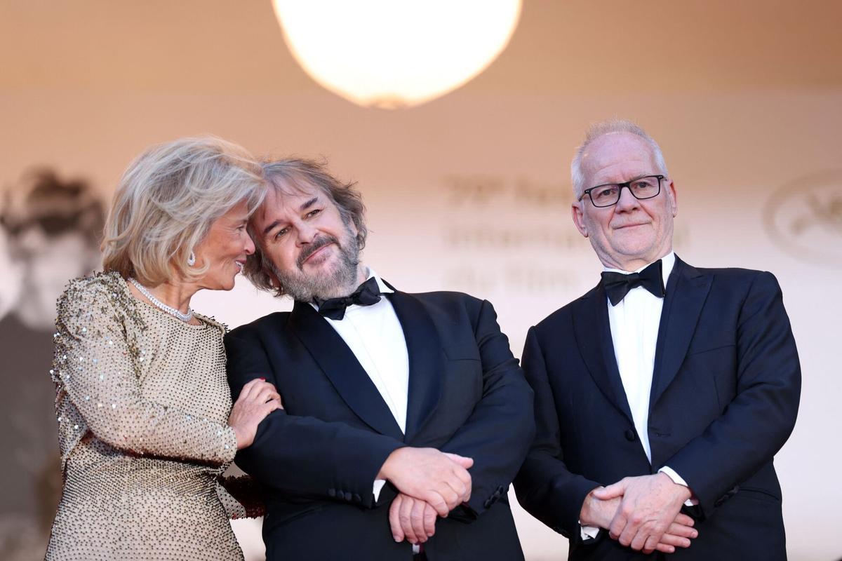 La presidenta del Festival de Cine de Cannes, Iris Knobloch; el director, guionista y productor neozelandés Peter Jackson; y el director del Festival de Cine de Cannes, Thierry Frémaux, llegan a la ceremonia de inauguración