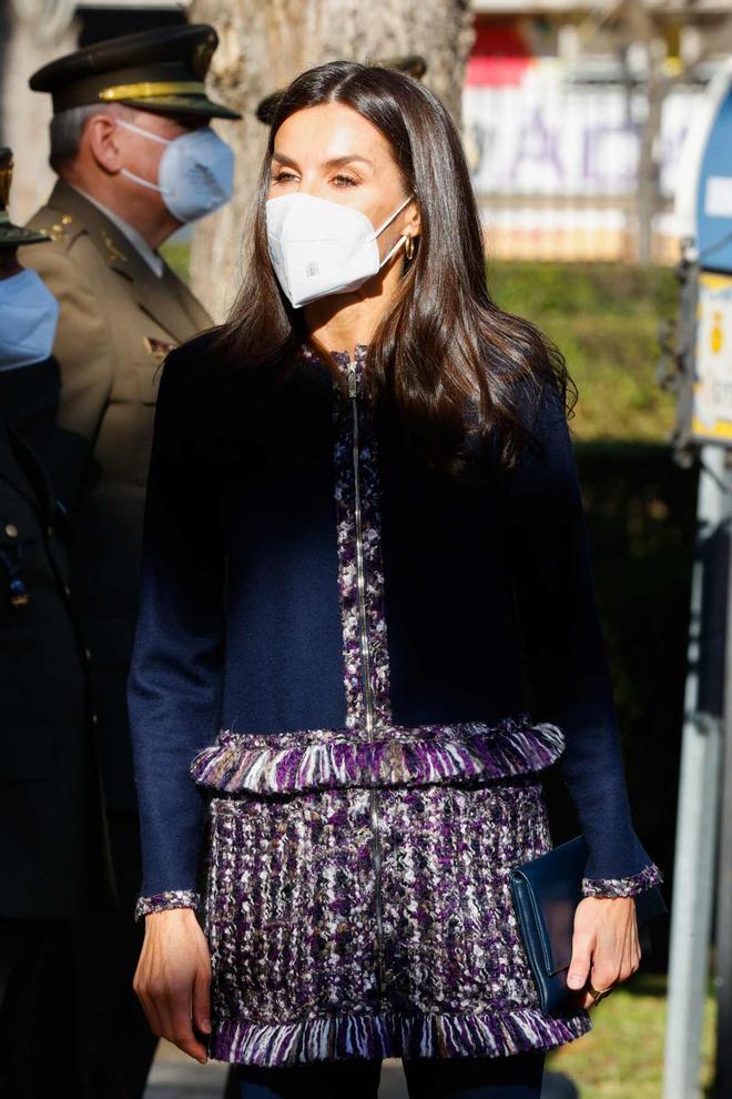 La reina Letizia con chaqueta de tweed y flecos de Carolina Herrera